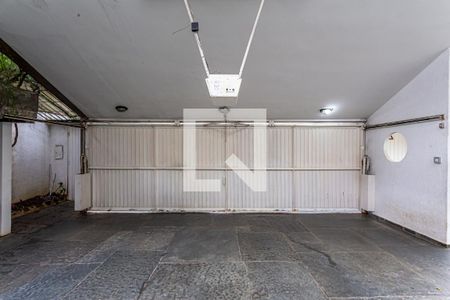 Casa à venda com 424m², 5 quartos e 4 vagas Casa à venda com 424m², 5 quartos e 4 vagasFrente do Imóvel - Garagem