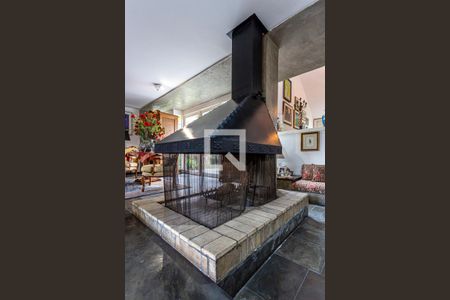 Casa à venda com 424m², 5 quartos e 4 vagas Casa à venda com 424m², 5 quartos e 4 vagasDetalhe da Sala Lareira