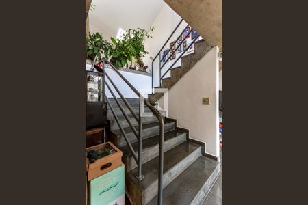 Casa à venda com 424m², 5 quartos e 4 vagas Casa à venda com 424m², 5 quartos e 4 vagasEscada Dormitórios