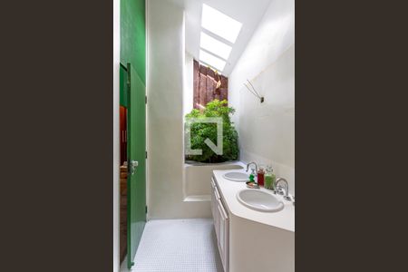 Casa à venda com 424m², 5 quartos e 4 vagas Casa à venda com 424m², 5 quartos e 4 vagasBanheiro