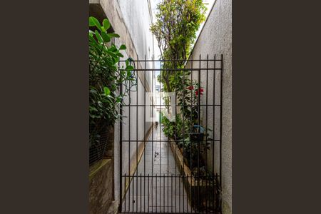 Casa à venda com 424m², 5 quartos e 4 vagas Casa à venda com 424m², 5 quartos e 4 vagasFrente do Imóvel - Corredor Lateral (Área Pet)