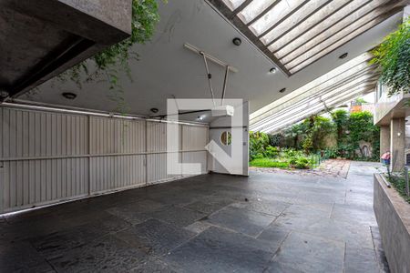 Casa à venda com 424m², 5 quartos e 4 vagas Casa à venda com 424m², 5 quartos e 4 vagasFrente do Imóvel - Garagem