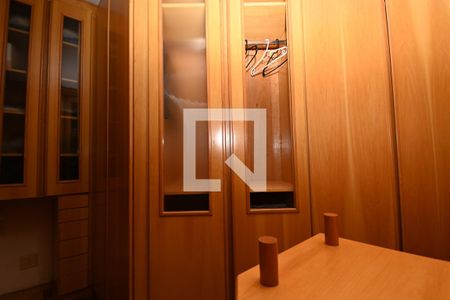 Casa à venda com 278m², 5 quartos e 4 vagasarmário-closet