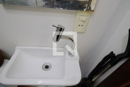 Casa à venda com 180m², 3 quartos e 2 vagas Casa à venda com 180m², 3 quartos e 2 vagasBanheiro de serviço