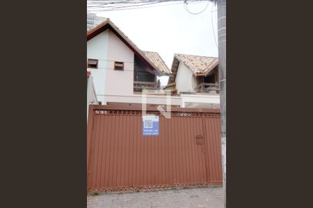 Casa à venda com 180m², 3 quartos e 2 vagas Casa à venda com 180m², 3 quartos e 2 vagasFachada