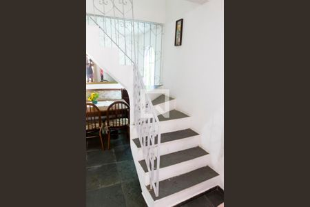 Casa à venda com 140m², 5 quartos e 2 vagas Casa à venda com 140m², 5 quartos e 2 vagasEscada