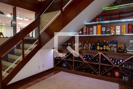 Casa à venda com 648m², 3 quartos e 8 vagas Casa à venda com 648m², 3 quartos e 8 vagasAdega