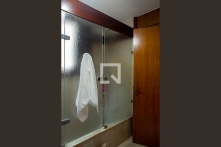 Casa à venda com 648m², 3 quartos e 8 vagas Casa à venda com 648m², 3 quartos e 8 vagasBanheiro da Suíte 1