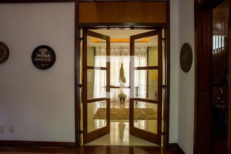 Casa à venda com 648m², 3 quartos e 8 vagas Casa à venda com 648m², 3 quartos e 8 vagasSala 2