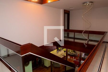 Casa à venda com 648m², 3 quartos e 8 vagas Casa à venda com 648m², 3 quartos e 8 vagasDetalhe Escada