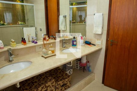 Casa à venda com 648m², 3 quartos e 8 vagas Casa à venda com 648m², 3 quartos e 8 vagasBanheiro da Suíte 2