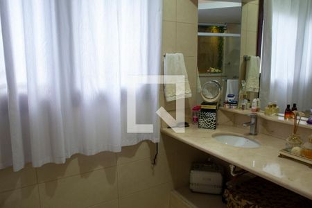Casa à venda com 648m², 3 quartos e 8 vagas Casa à venda com 648m², 3 quartos e 8 vagasBanheiro da Suíte 2