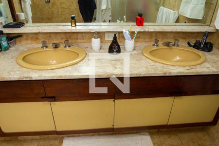 Casa à venda com 648m², 3 quartos e 8 vagas Casa à venda com 648m², 3 quartos e 8 vagasBanheiro da Suíte 3