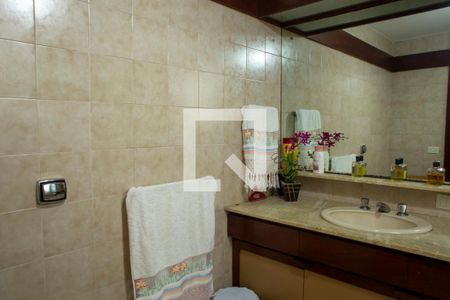 Casa à venda com 648m², 3 quartos e 8 vagas Casa à venda com 648m², 3 quartos e 8 vagasBanheiro da Suíte 1