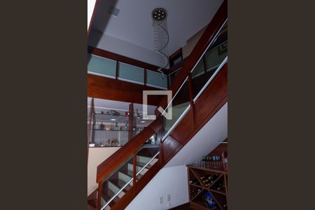 Casa à venda com 648m², 3 quartos e 8 vagas Casa à venda com 648m², 3 quartos e 8 vagasDetalhe Escada