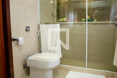 Casa à venda com 648m², 3 quartos e 8 vagas Casa à venda com 648m², 3 quartos e 8 vagasBanheiro da Suíte 2