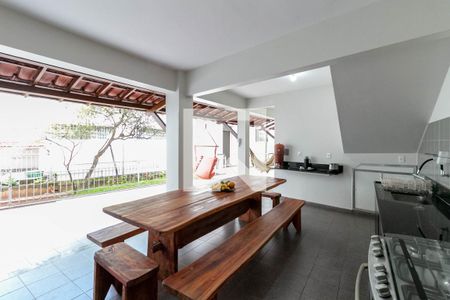 Casa à venda com 380m², 6 quartos e 4 vagasVaranda gourmet
