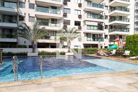 Apartamento à venda com 156m², 3 quartos e 2 vagas Apartamento à venda com 156m², 3 quartos e 2 vagasÁrea comum - piscina