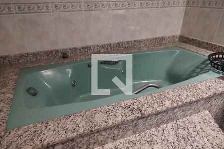 Casa à venda com 548m², 8 quartos e 2 vagasBanheiro da Suíte 4