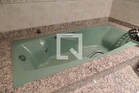 Casa à venda com 548m², 8 quartos e 2 vagasBanheiro da Suíte 4