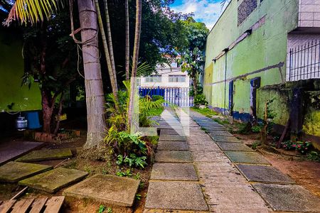 Casa à venda com 360m², 2 quartos e 6 vagas Casa à venda com 360m², 2 quartos e 6 vagasQuintal