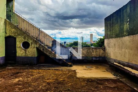 Casa à venda com 360m², 2 quartos e 6 vagas Casa à venda com 360m², 2 quartos e 6 vagasQuintal