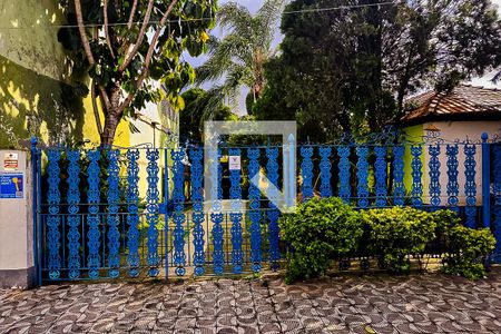 Casa à venda com 360m², 2 quartos e 6 vagas Casa à venda com 360m², 2 quartos e 6 vagasFachada com Plaquinha