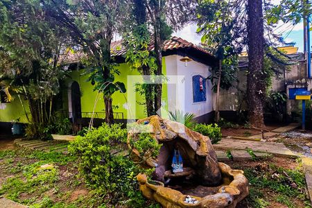 Casa à venda com 360m², 2 quartos e 6 vagas Casa à venda com 360m², 2 quartos e 6 vagasQuintal