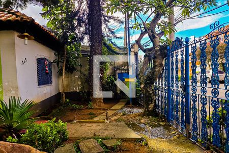 Casa à venda com 360m², 2 quartos e 6 vagas Casa à venda com 360m², 2 quartos e 6 vagasQuintal