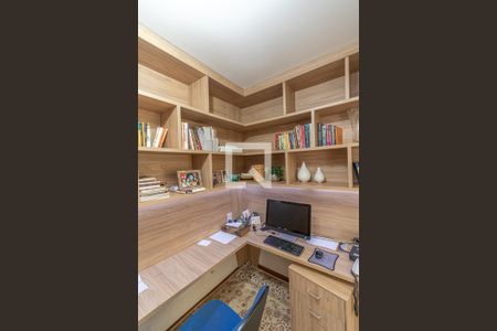 Casa à venda com 330m², 4 quartos e 4 vagas Casa à venda com 330m², 4 quartos e 4 vagasEscritório