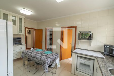 Casa à venda com 330m², 4 quartos e 4 vagas Casa à venda com 330m², 4 quartos e 4 vagasCozinha