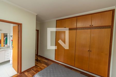 Casa à venda com 330m², 4 quartos e 4 vagas Casa à venda com 330m², 4 quartos e 4 vagasSuíte 2