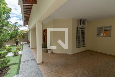 Casa à venda com 330m², 4 quartos e 4 vagas Casa à venda com 330m², 4 quartos e 4 vagasGaragem