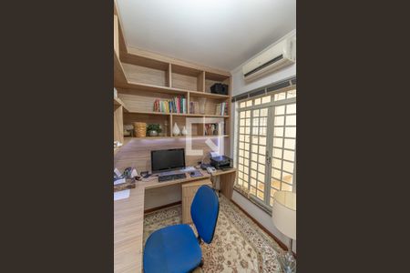 Casa à venda com 330m², 4 quartos e 4 vagas Casa à venda com 330m², 4 quartos e 4 vagasEscritório