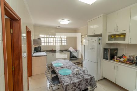 Casa à venda com 330m², 4 quartos e 4 vagas Casa à venda com 330m², 4 quartos e 4 vagasCozinha