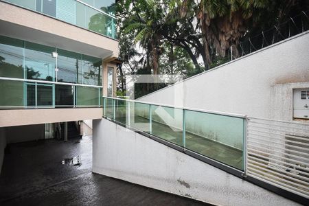Casa à venda com 265m², 3 quartos e 6 vagas Casa à venda com 265m², 3 quartos e 6 vagasEntrada