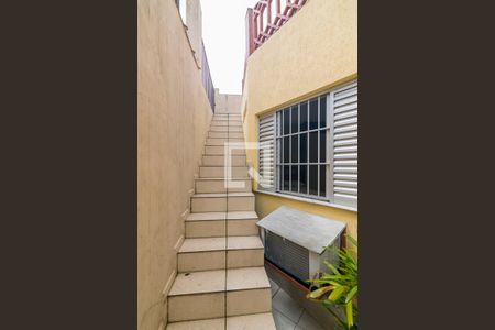Casa à venda com 137m², 2 quartos e 2 vagas Casa à venda com 137m², 2 quartos e 2 vagasEscada
