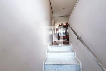 Casa à venda com 297m², 3 quartos e 4 vagas Casa à venda com 297m², 3 quartos e 4 vagasEscada