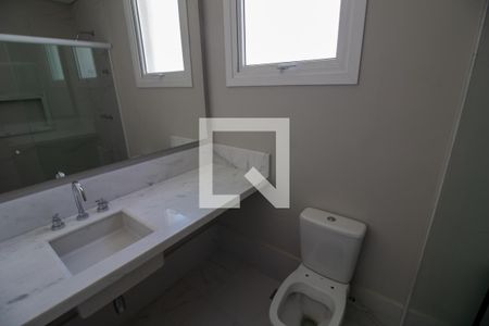 Casa de condomínio à venda com 657m², 4 quartos e 4 vagas Casa de condomínio à venda com 657m², 4 quartos e 4 vagasBanheiro da Suíte 1