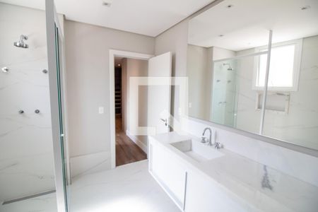 Casa de condomínio à venda com 657m², 4 quartos e 4 vagas Casa de condomínio à venda com 657m², 4 quartos e 4 vagasBanheiro 2 da Suíte 4