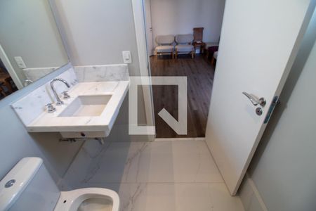 Casa de condomínio à venda com 657m², 4 quartos e 4 vagas Casa de condomínio à venda com 657m², 4 quartos e 4 vagasBanheiro da Suíte 2