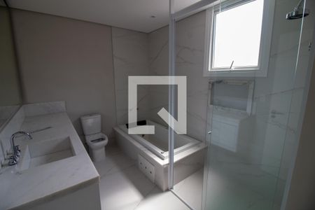 Casa de condomínio à venda com 657m², 4 quartos e 4 vagas Casa de condomínio à venda com 657m², 4 quartos e 4 vagasBanheiro 2 da Suíte 4