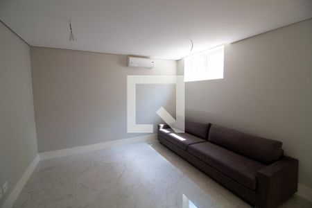 Casa de condomínio à venda com 657m², 4 quartos e 4 vagas Casa de condomínio à venda com 657m², 4 quartos e 4 vagasSala de TV