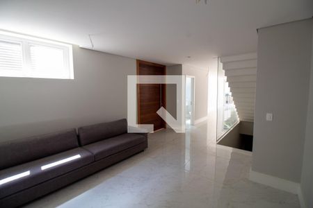 Casa de condomínio à venda com 657m², 4 quartos e 4 vagas Casa de condomínio à venda com 657m², 4 quartos e 4 vagasSala de TV