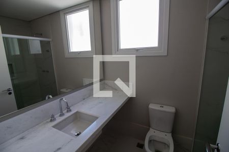 Casa de condomínio à venda com 657m², 4 quartos e 4 vagas Casa de condomínio à venda com 657m², 4 quartos e 4 vagasBanheiro da Suíte 1