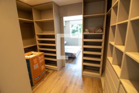 Casa de condomínio à venda com 657m², 4 quartos e 4 vagas Casa de condomínio à venda com 657m², 4 quartos e 4 vagasCloset da suíte 4