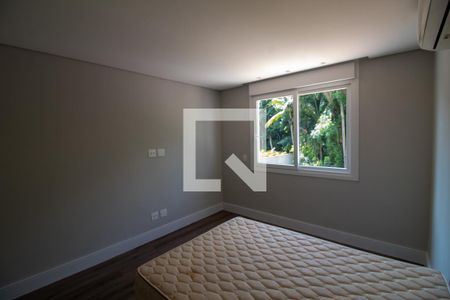 Casa de condomínio à venda com 657m², 4 quartos e 4 vagas Casa de condomínio à venda com 657m², 4 quartos e 4 vagasQuarto 3 - Suíte