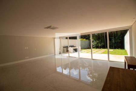 Casa de condomínio à venda com 657m², 4 quartos e 4 vagas Casa de condomínio à venda com 657m², 4 quartos e 4 vagasSala