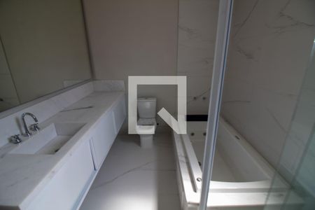 Casa de condomínio à venda com 657m², 4 quartos e 4 vagas Casa de condomínio à venda com 657m², 4 quartos e 4 vagasBanheiro 2 da Suíte 4