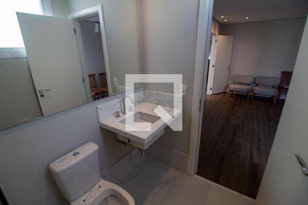 Casa de condomínio à venda com 657m², 4 quartos e 4 vagas Casa de condomínio à venda com 657m², 4 quartos e 4 vagasBanheiro da Suíte 2